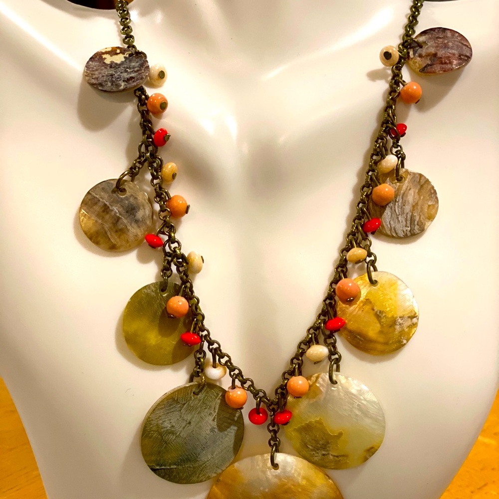 Natural Vintage Shell Necklace with little Glas beads and metal chain